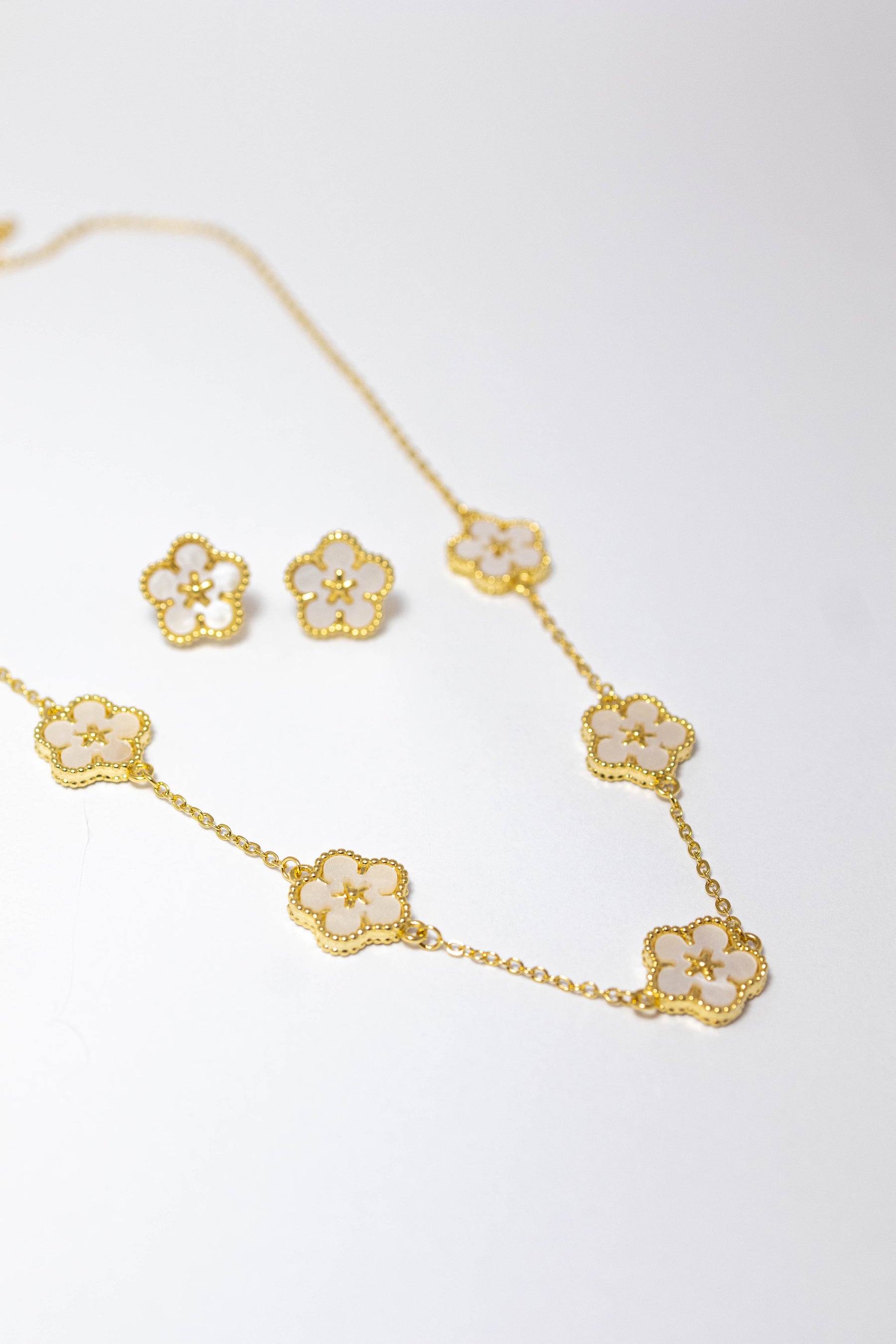 Conjunto Madre Perola Trevos Dourado