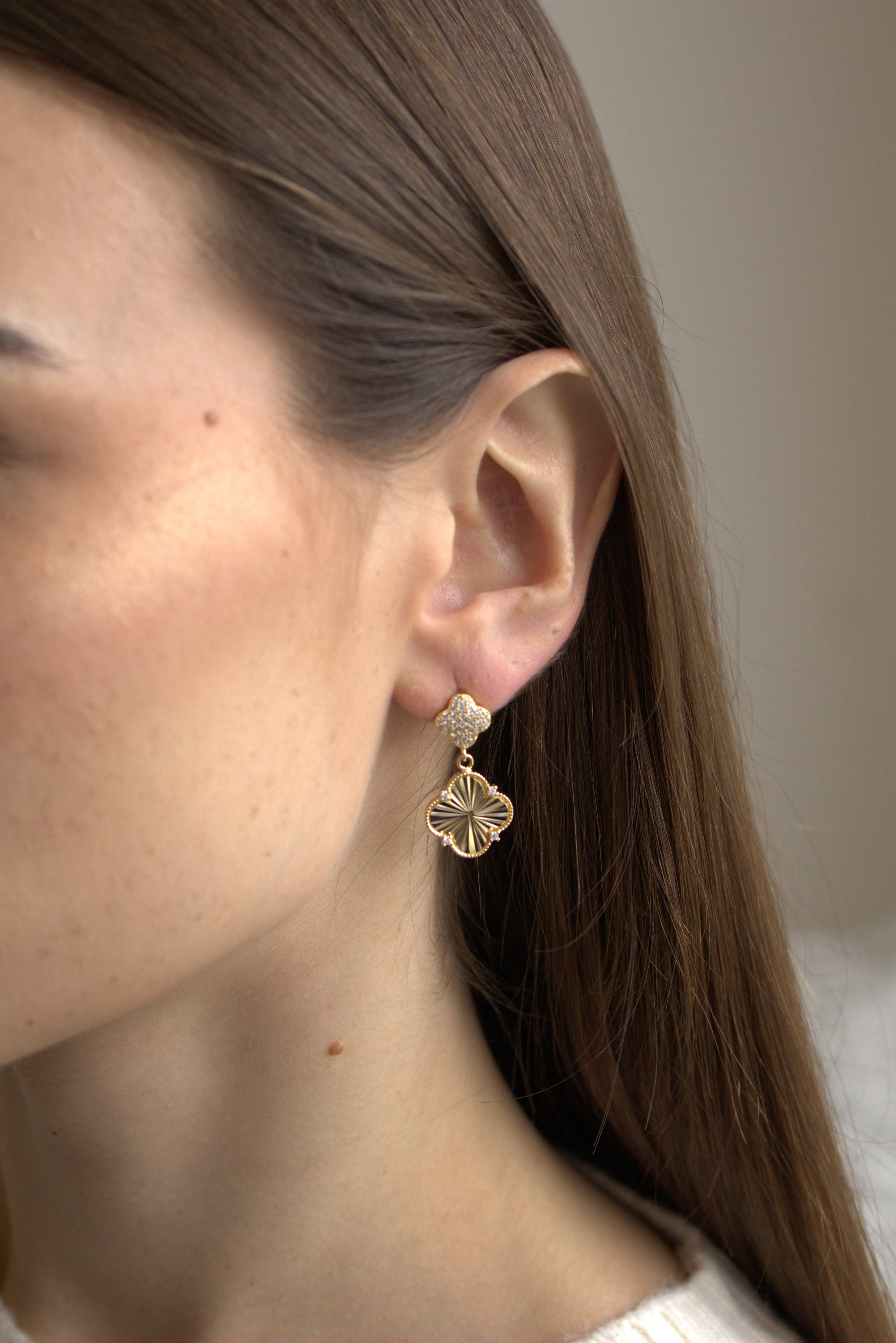 Brinco Trevo Pendurado Cravejado Dourado