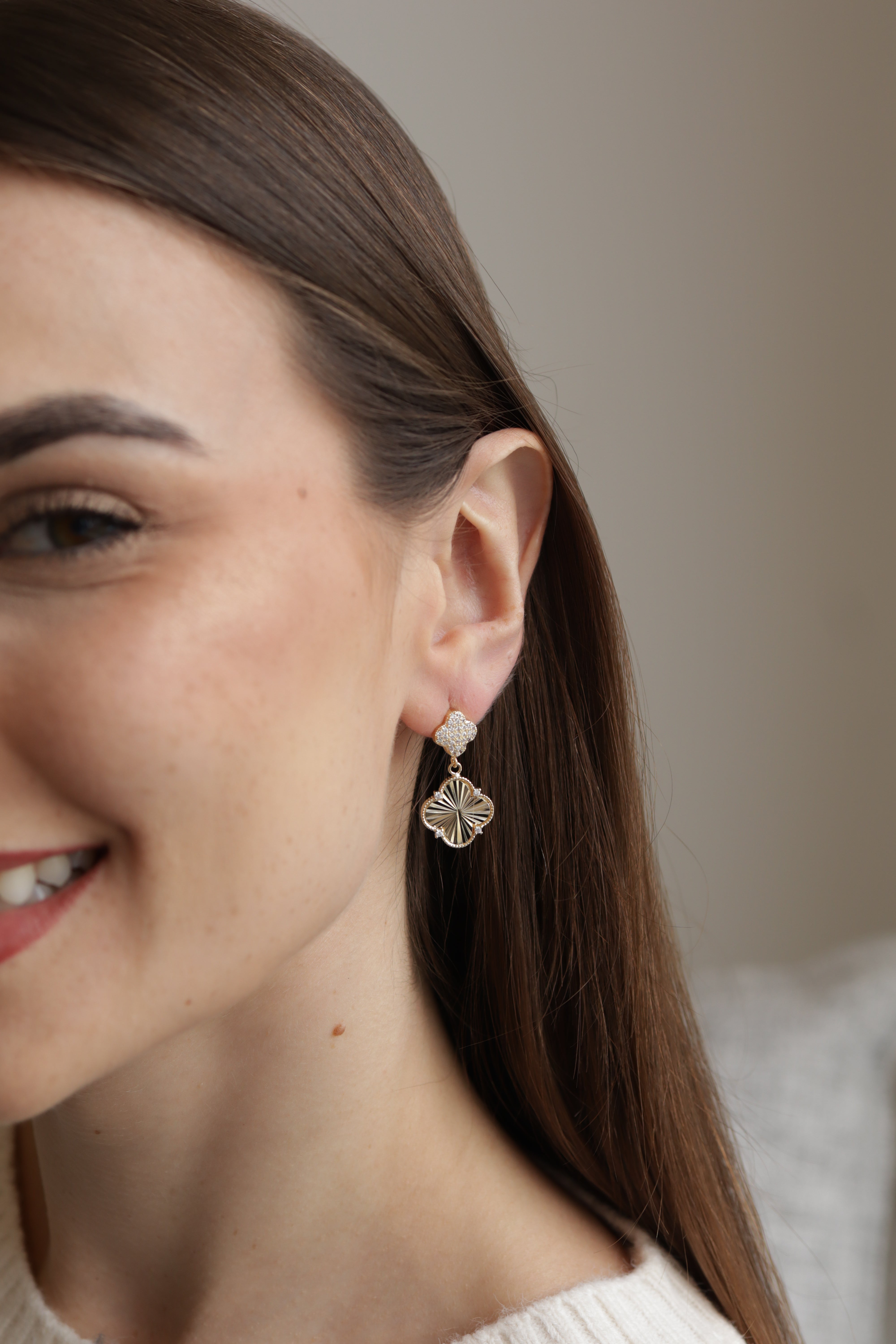 Brinco Trevo Pendurado Cravejado Dourado