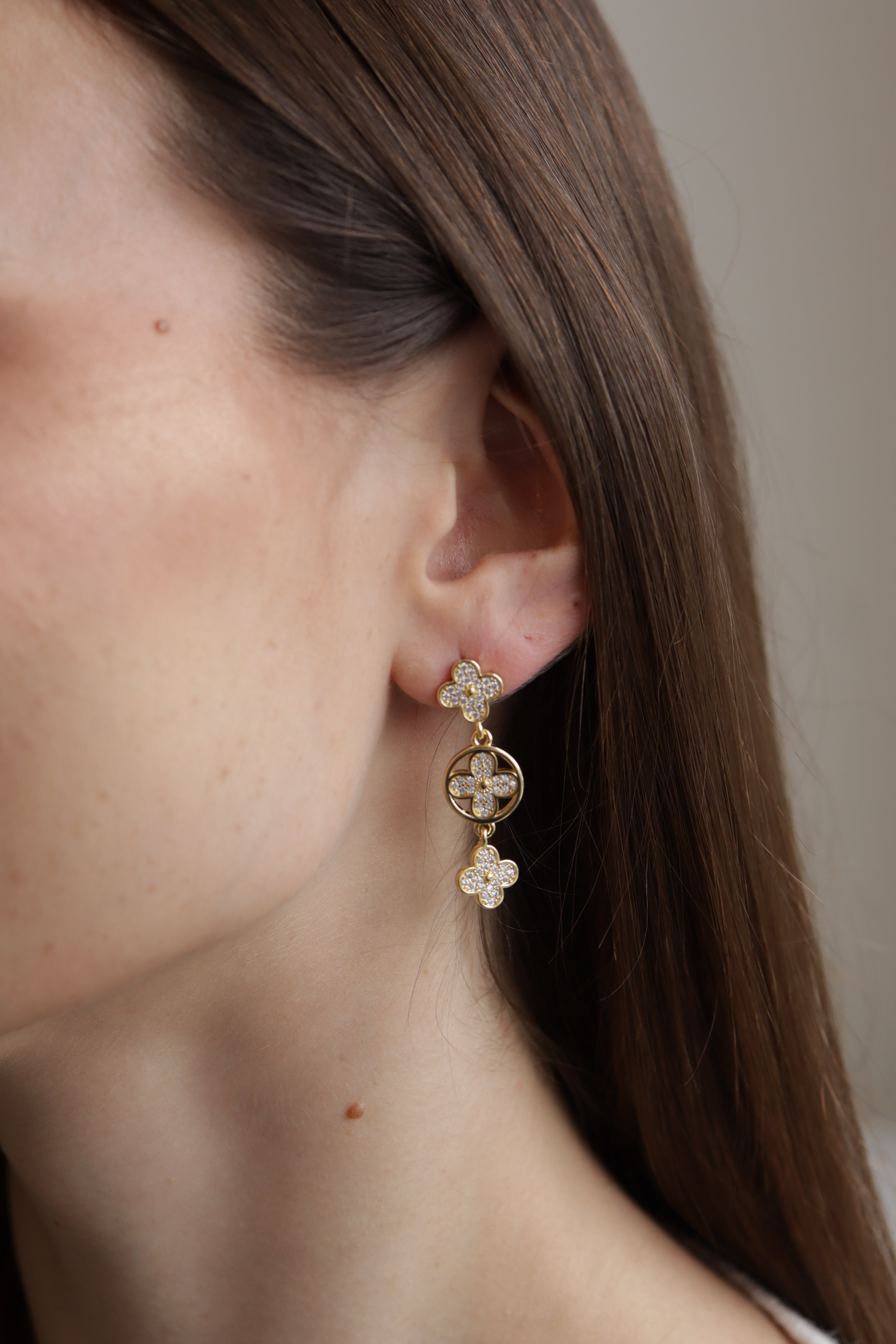 Brinco Três Trevos Pendurado Dourado