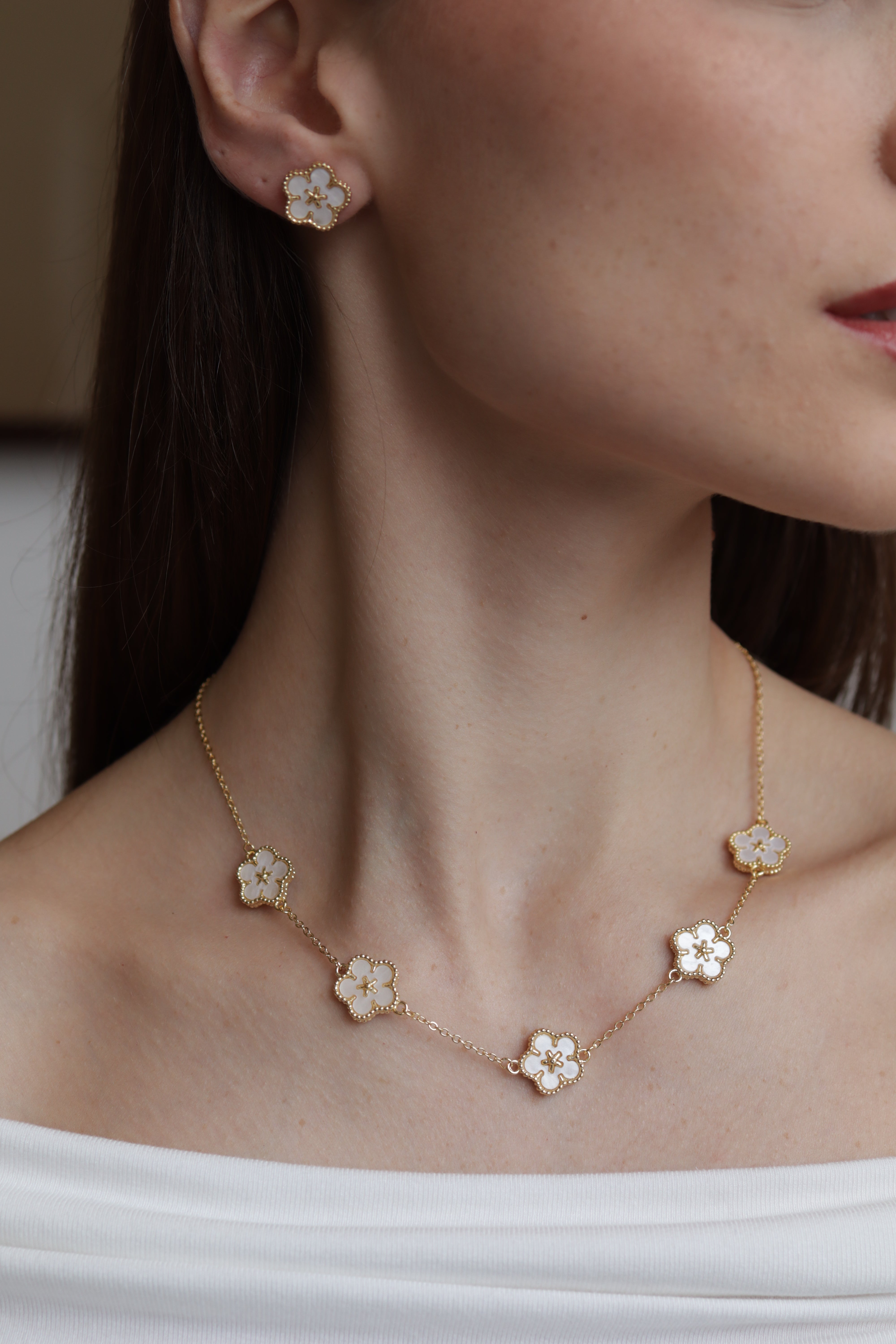 Conjunto Madre Perola Trevos Dourado