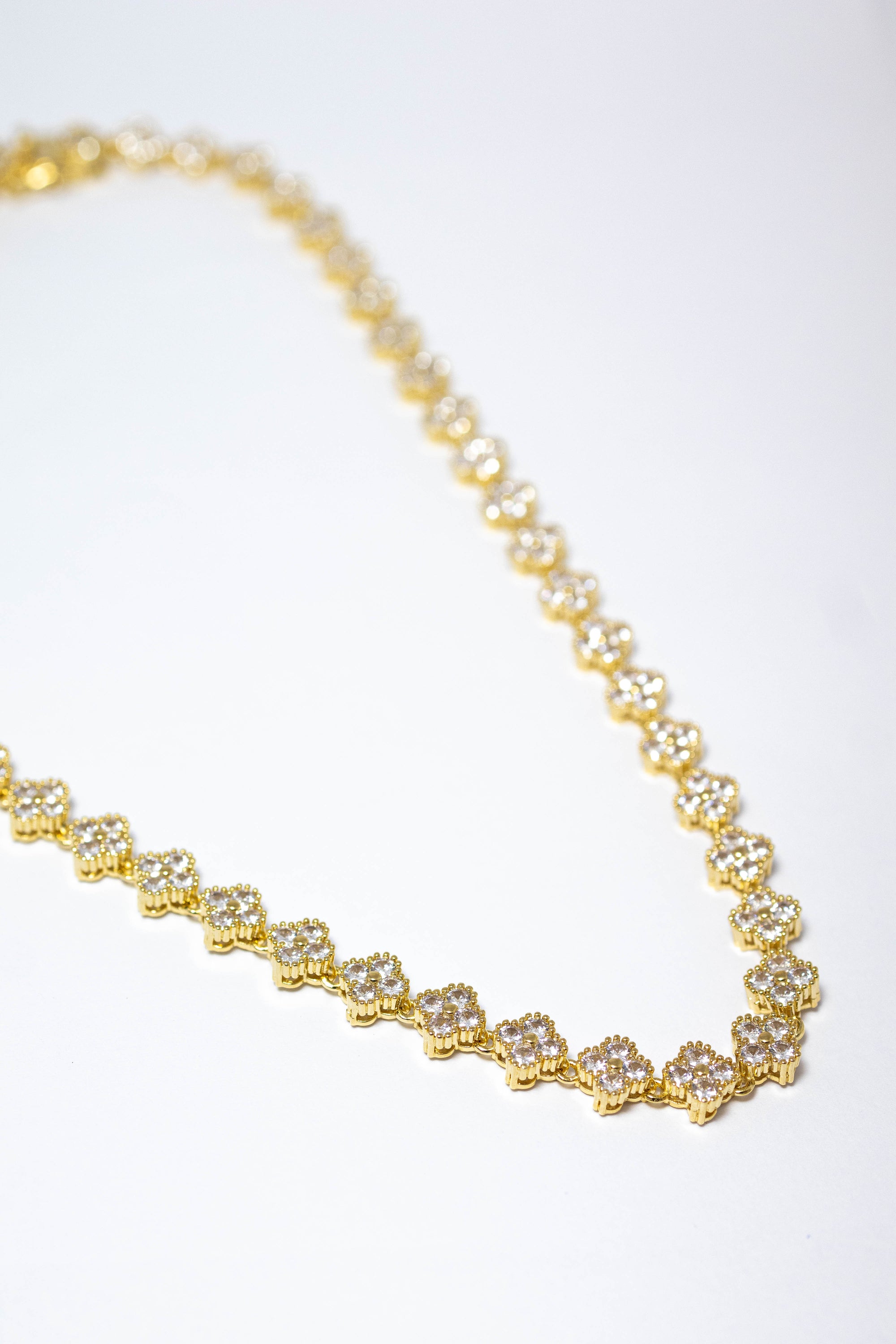 Colar Riviera Trevos Cravejado Dourado