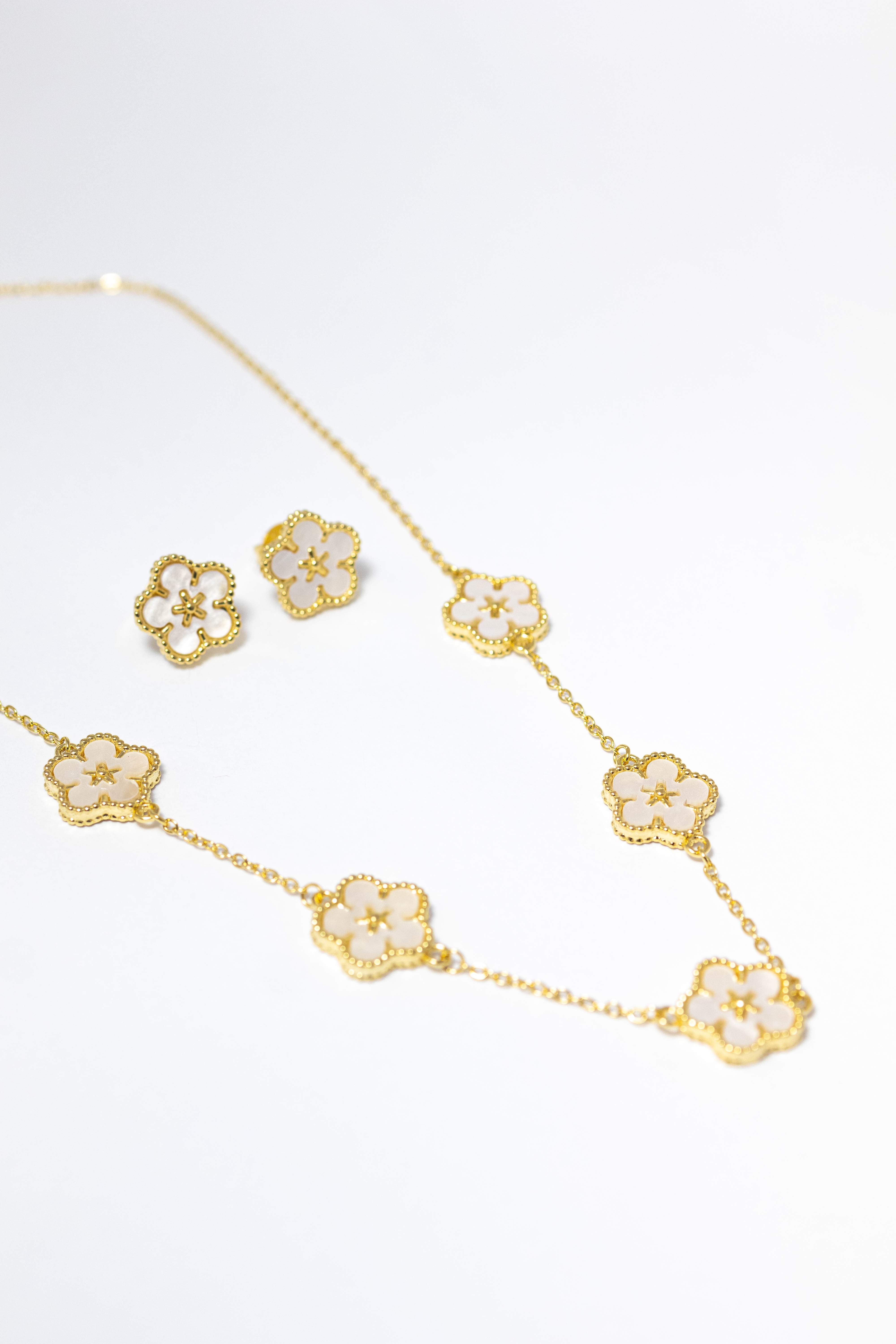 Conjunto Madre Perola Trevos Dourado