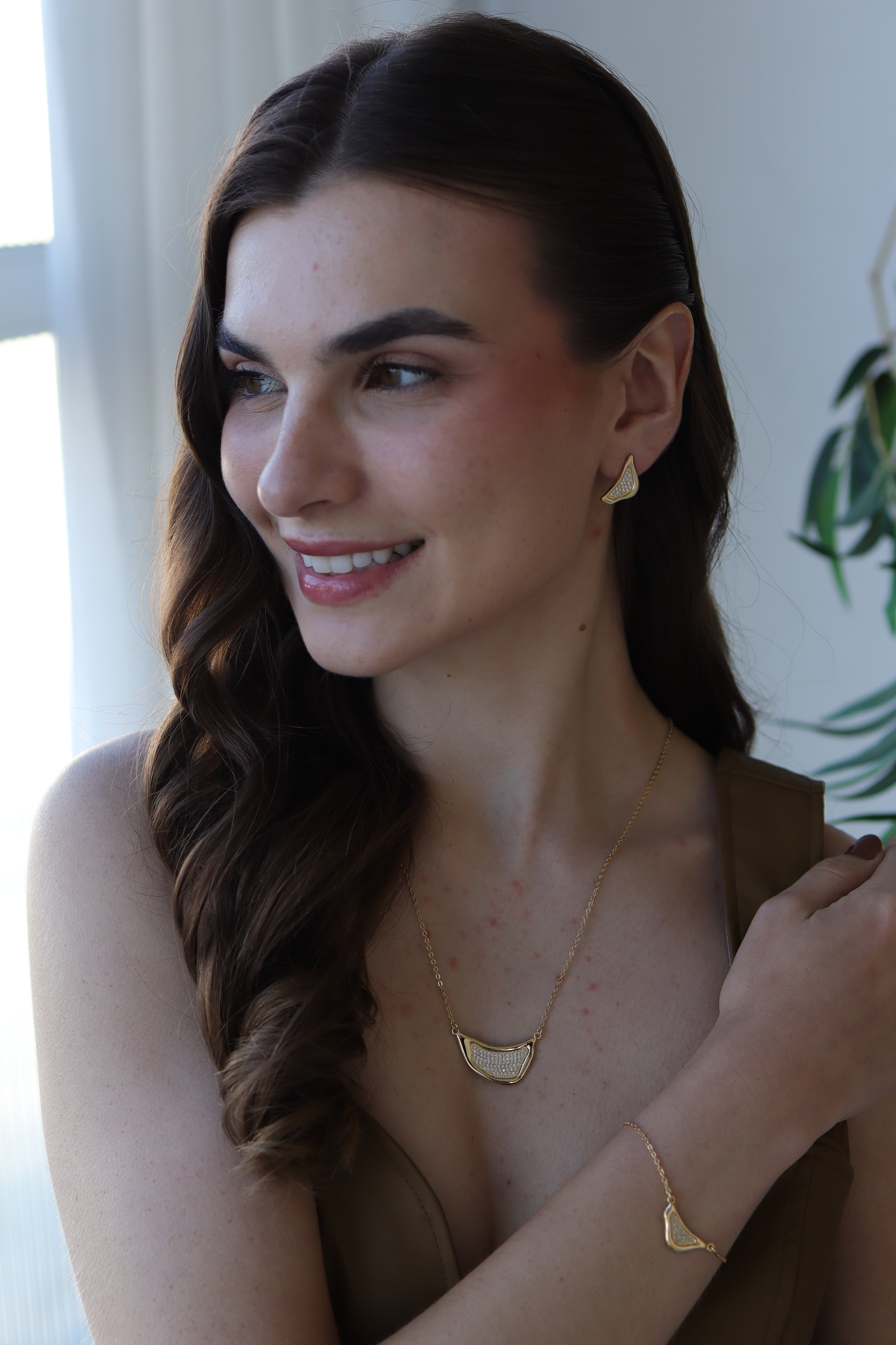 Colar Orgânico Cravejado Dourado