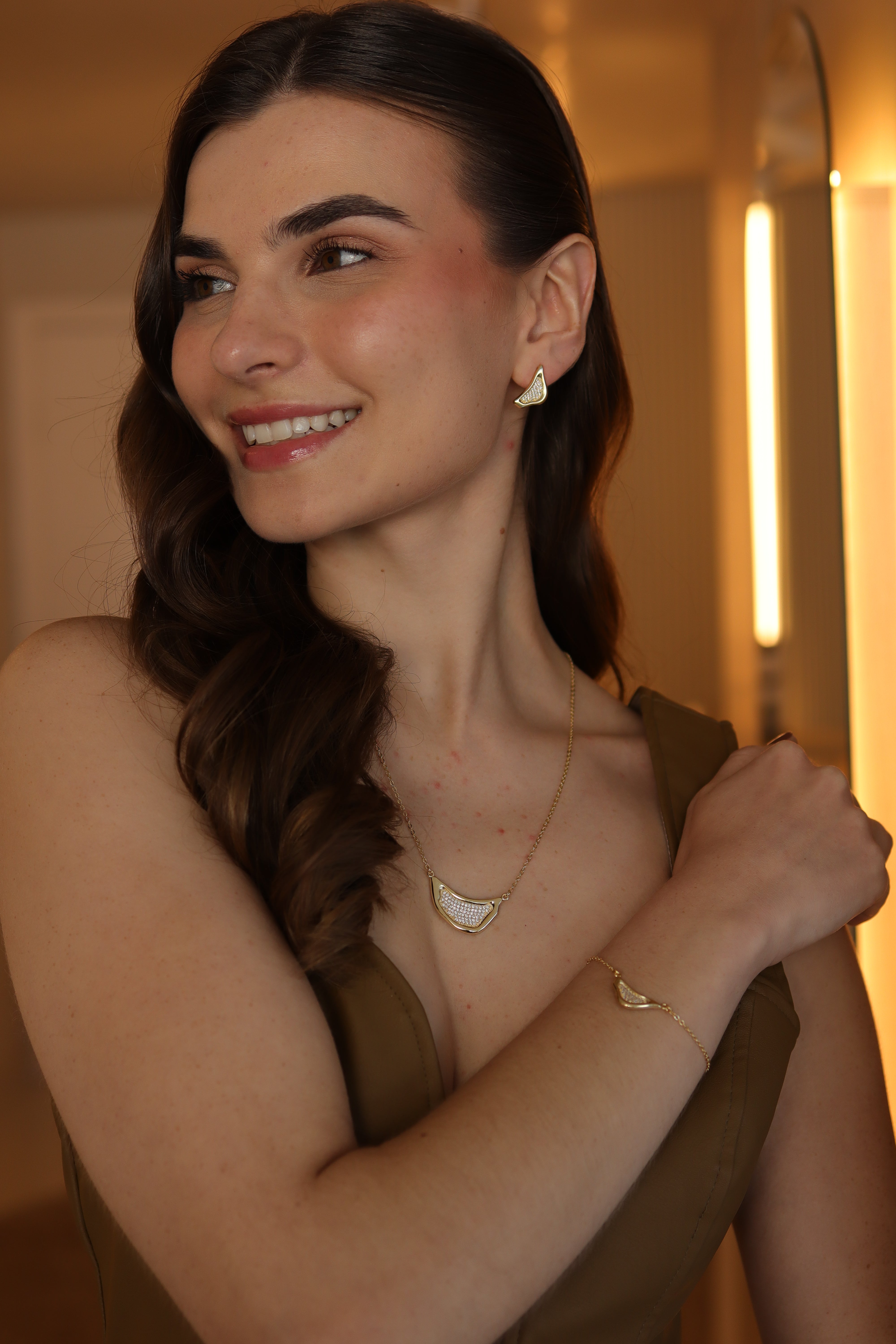 Colar Orgânico Cravejado Dourado