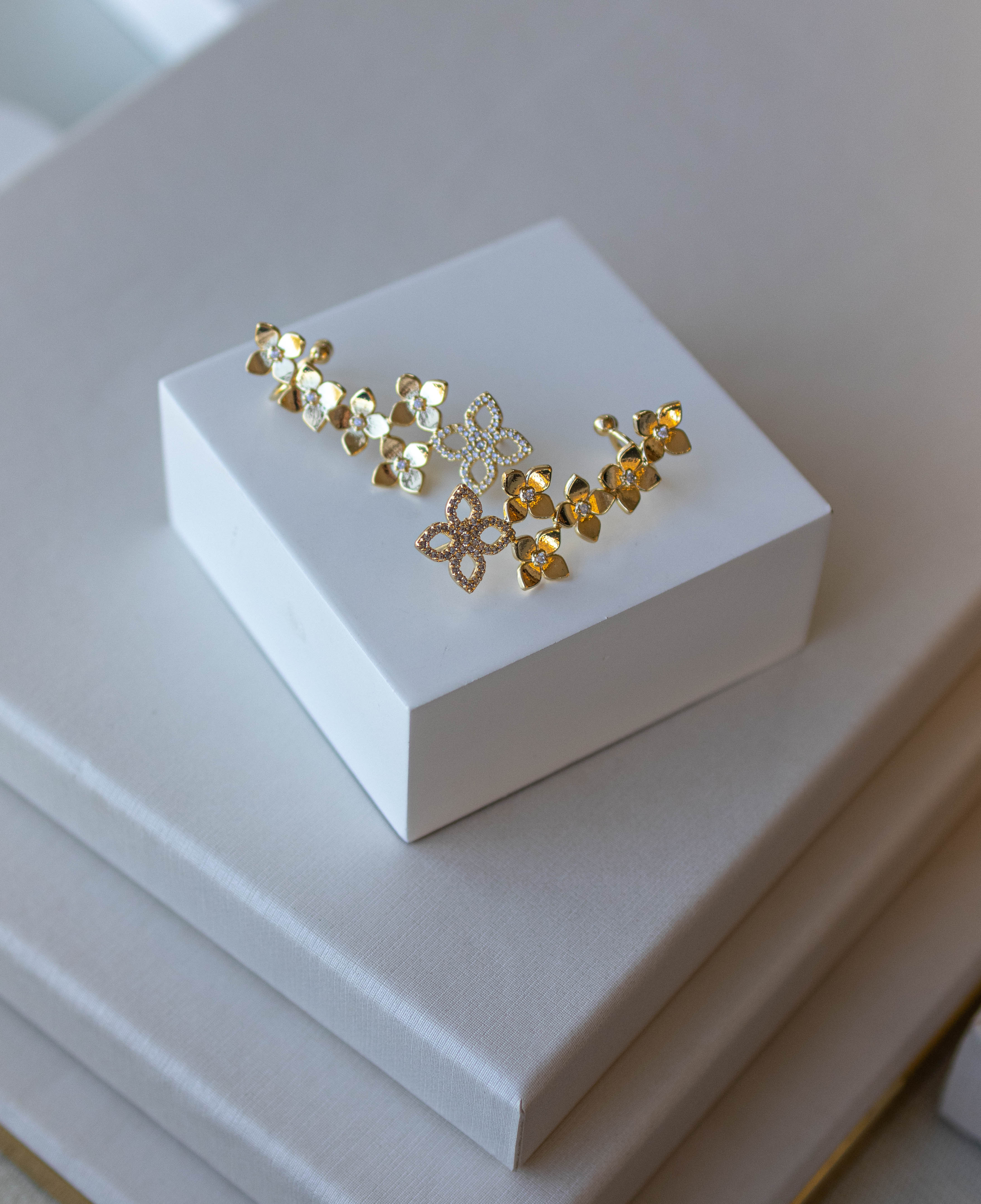 Brinco Ear Cuff Flores Dourado