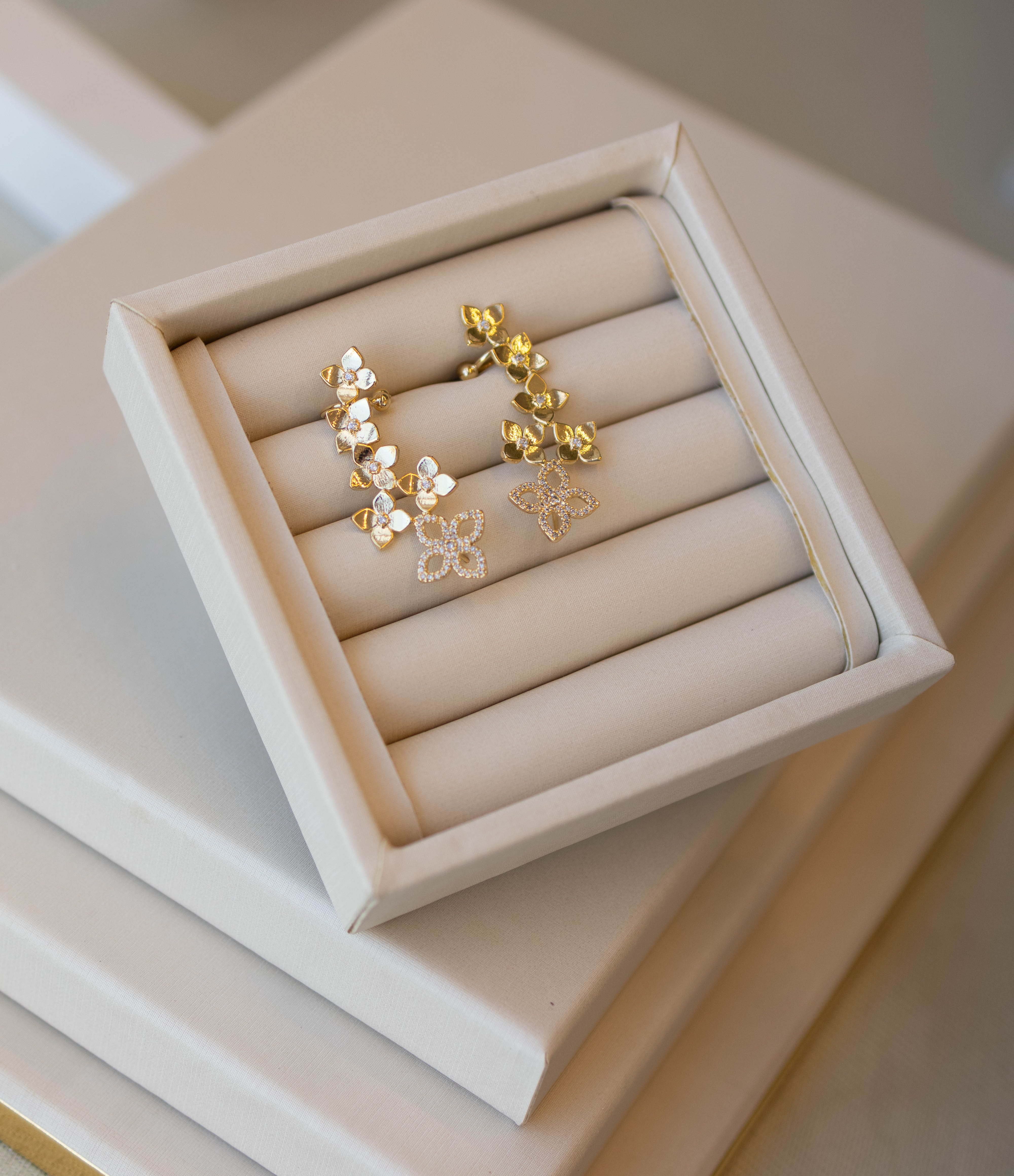 Brinco Ear Cuff Flores Dourado