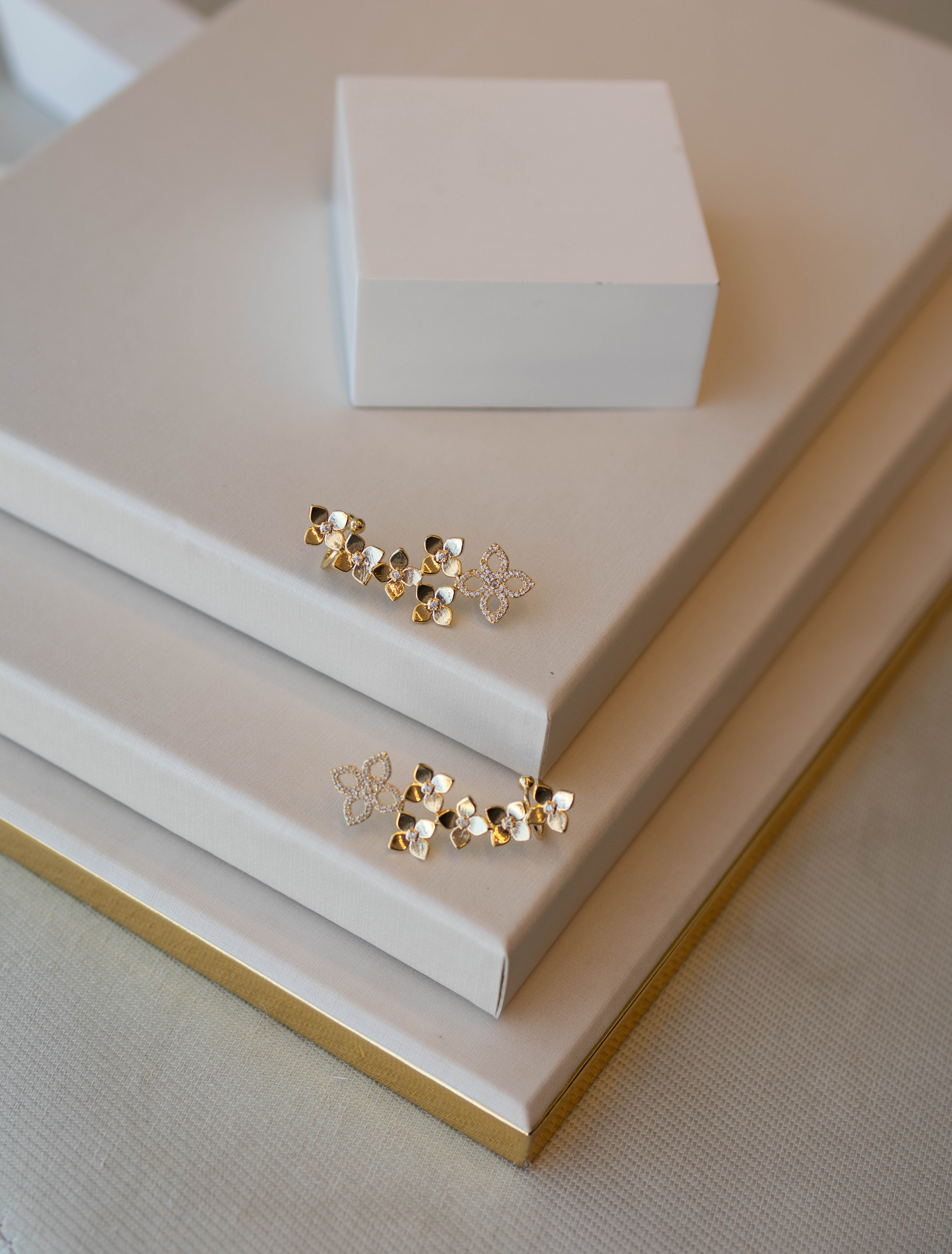 Brinco Ear Cuff Flores Dourado