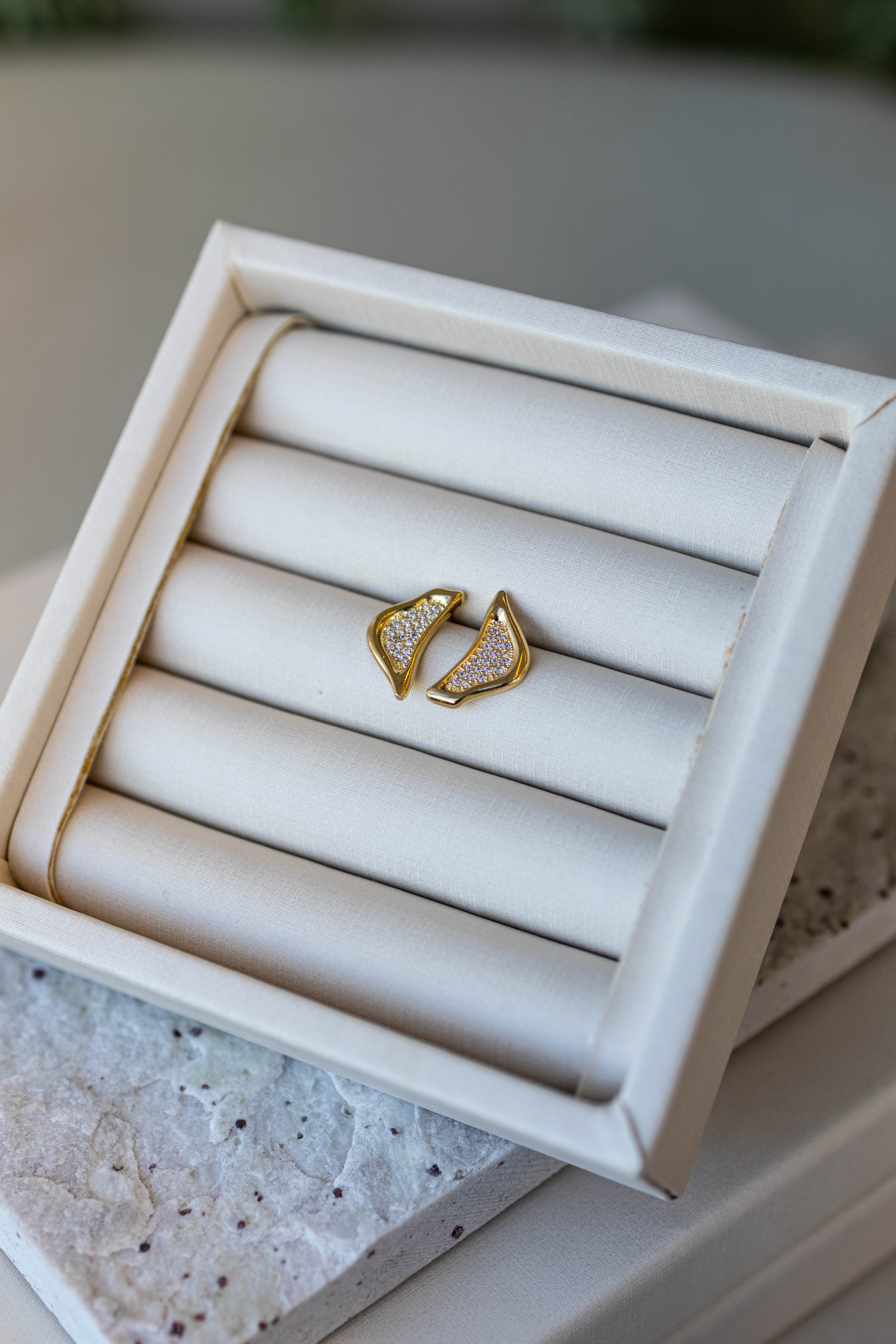 Brinco Orgânico Cravejado Dourado