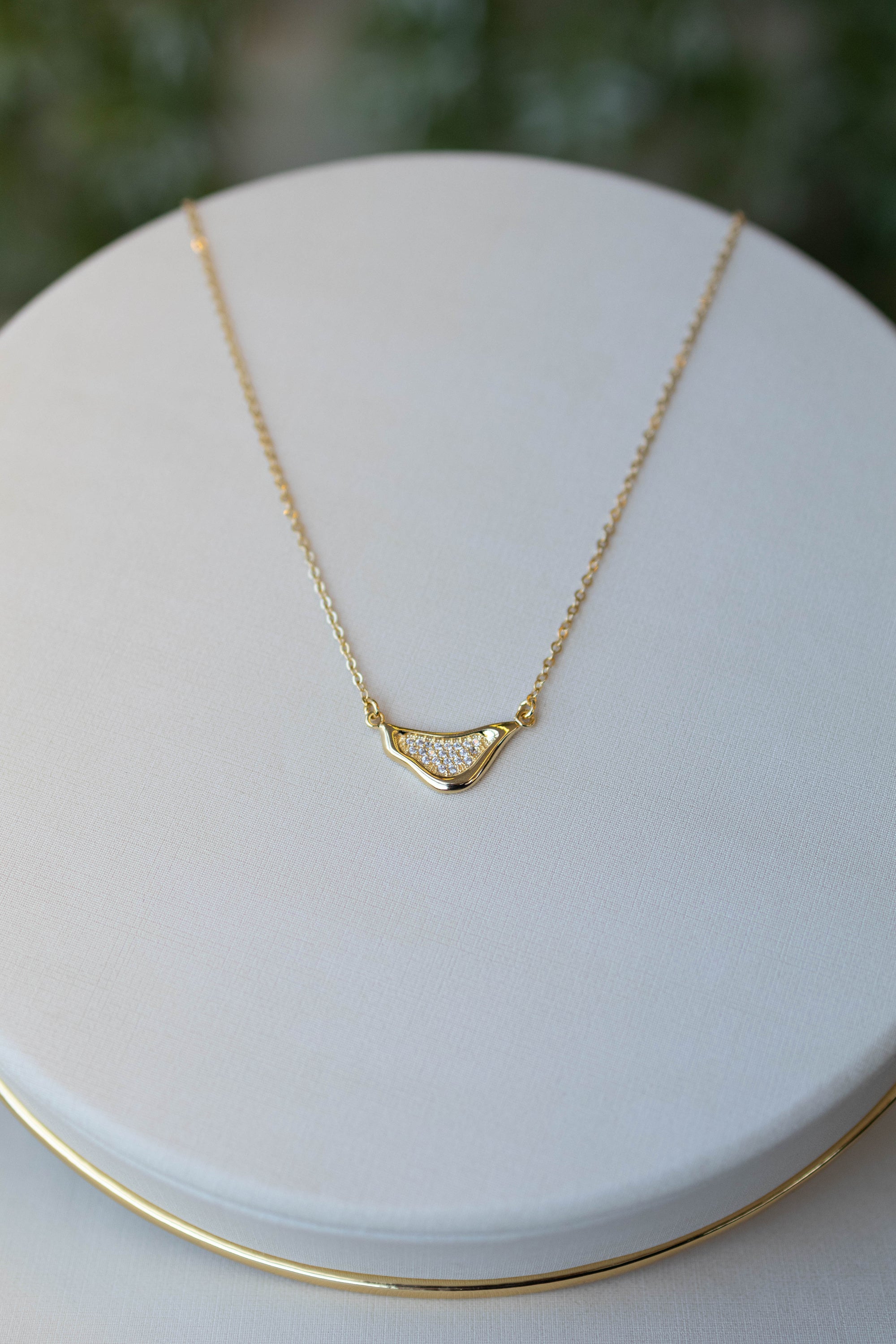 Colar Orgânico Cravejado Dourado