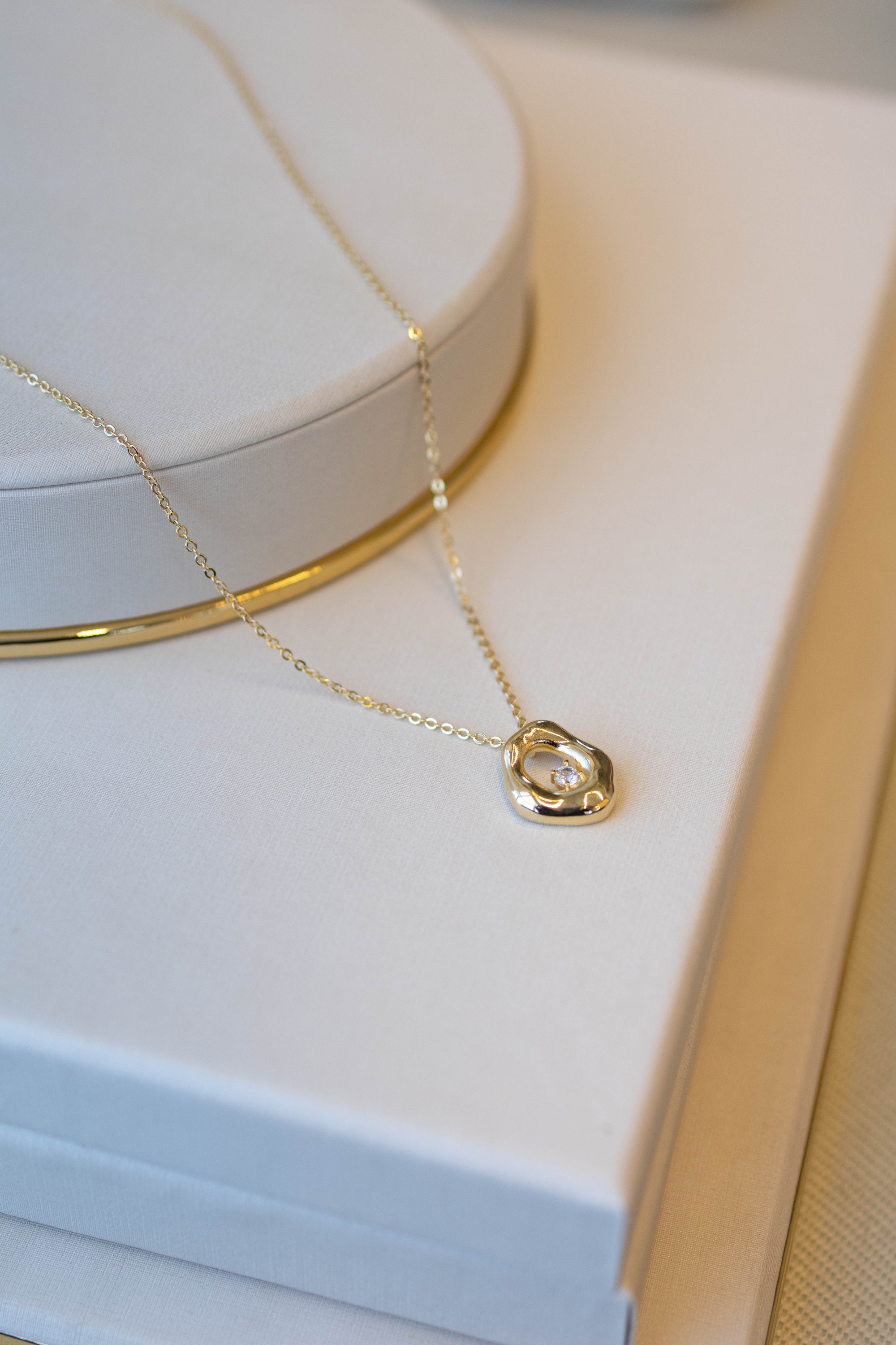 Colar Orgânico Zircônia Dourado
